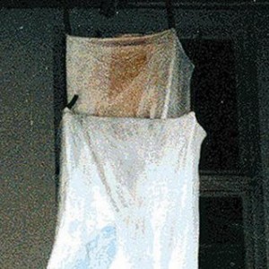 Zwischen Himmel und Erde, Seidenpapier, Farbe, Holz, 2012